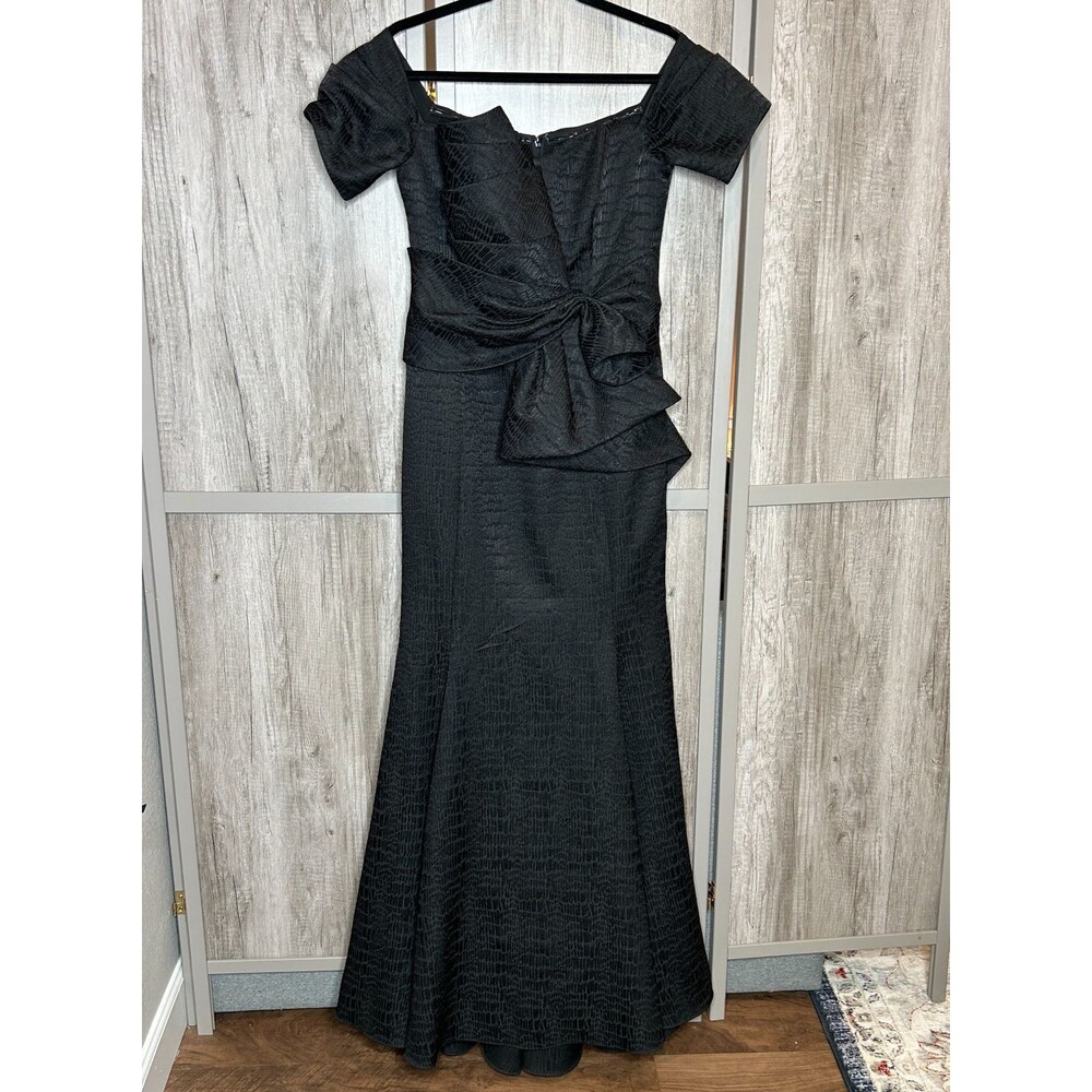 Badgley Mischka Gown Size 8 Off The Shoulders Bow Prom Formal Runway Black Color